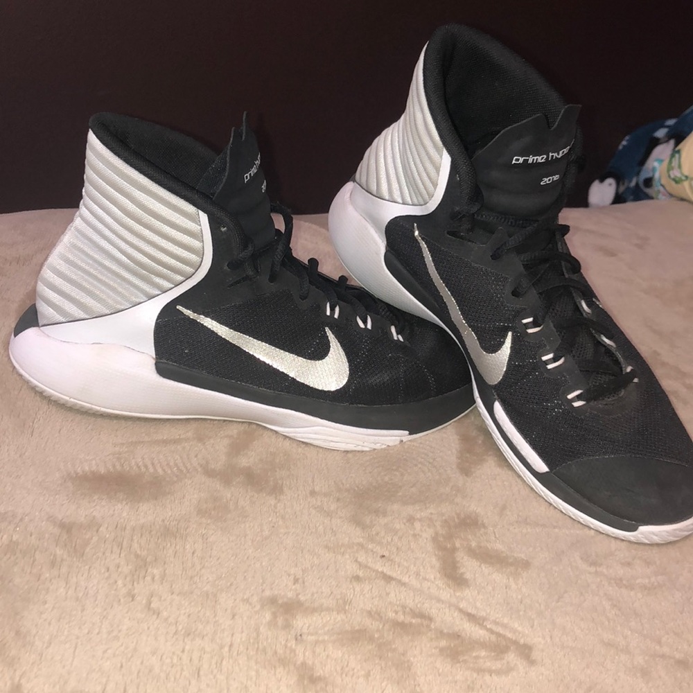 Basketball shoes